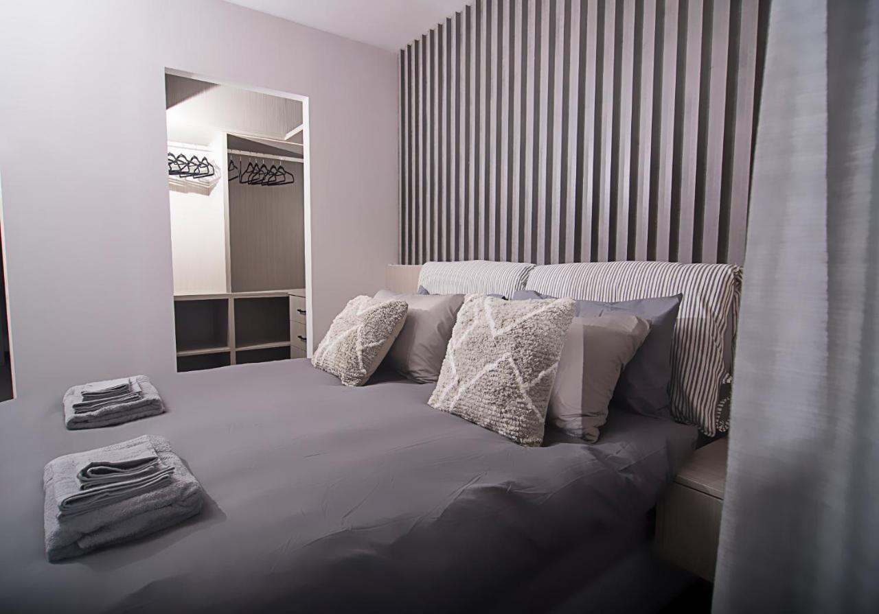 Urban Chic Luxury At The City Center Kalamata Exterior photo